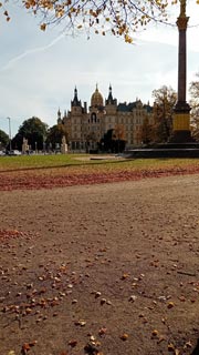 Vom Parkplatz das Schweriner Schloß